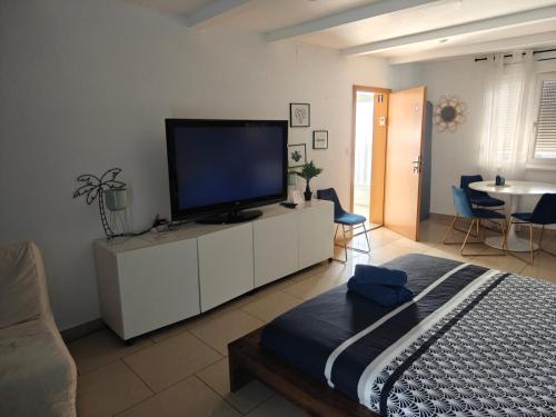 サン・ルイにあるMaison 5 chambres proche Basel Germanyの白いキャビネット(薄型テレビ付)が備わるベッドルーム1室です。
