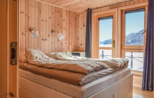 Cama en habitación con ventana en 4 Bedroom Cozy Home In Farsund en Farsund