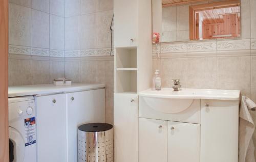 Baño pequeño con lavabo y aseo en 4 Bedroom Cozy Home In Farsund en Farsund