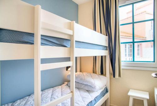 Ce lit superposé se trouve dans un dortoir doté de lits superposés. dans l'établissement Résidence Port Bourgenay - maeva Home - Studio 5 Personnes Sélection MAE-2350, à Talmont-Saint-Hilaire