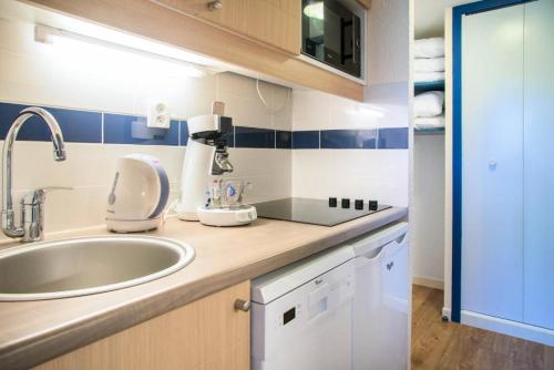 une cuisine avec un évier et un mixeur sur un comptoir dans l'établissement Résidence Port Bourgenay - maeva Home - Studio 5 Personnes Sélection MAE-2350, à Talmont-Saint-Hilaire