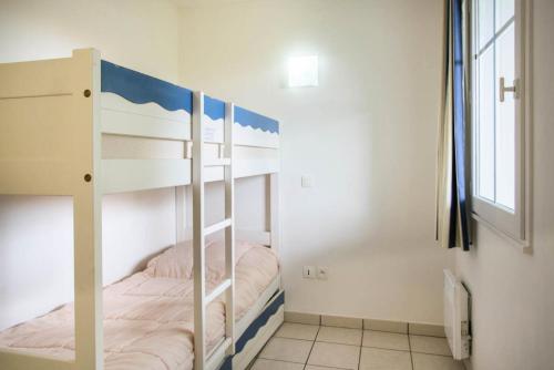 une chambre avec deux lits superposés et une fenêtre dans l'établissement Résidence Port Bourgenay - maeva Home - Studio 5 Personnes Sélection MAE-2339, à Talmont-Saint-Hilaire