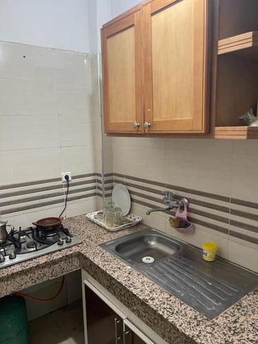 cocina pequeña con fregadero y fogones en E Nice one bedroom apartement wifi, en Fez