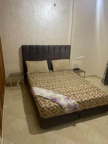1 cama con cabecero en una habitación en E Nice one bedroom apartement wifi, en Fez