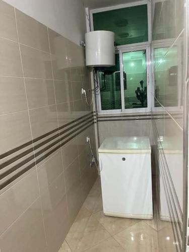 een badkamer met een toilet en een raam bij E Nice one bedroom apartement wifi in Fès