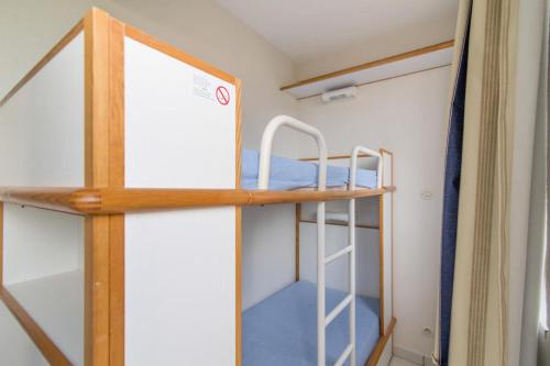 Cette chambre dispose de lits superposés avec une échelle et des lits superposés. dans l'établissement Résidence le Hameau de Cap Esterel - maeva Home - Studio 5 Personnes - Confort MAE-2361, à Saint-Raphaël