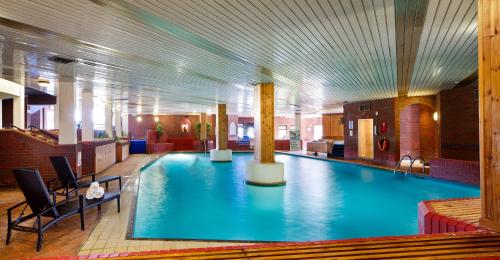 a large swimming pool in a hotel room at Mercure Maidstone Great Danes Hotel in Maidstone