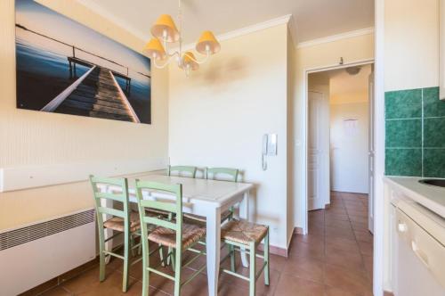 une cuisine et une salle à manger avec une table et des chaises dans l'établissement Résidence le Village de Cap Esterel - maeva Home - Studio 4 personnes - Confort MAE-2362, à Saint-Raphaël