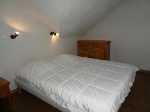 une chambre avec un lit blanc et une armoire en bois dans l'établissement Résidence Le Grand Panorama - Grand Panorama 514 MAE-5204, à Saint-Gervais-les-Bains