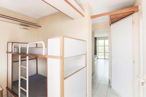 Cette chambre dispose de lits superposés et d'un couloir. dans l'établissement Résidence le Village de Cap Esterel - maeva Home - Studio 5 Personnes - Confort MAE-2363, à Saint-Raphaël