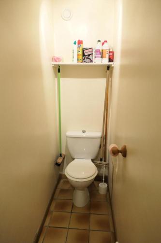 une salle de bain avec des toilettes avec une étagère au-dessus dans l'établissement Résidence Les Planes - Planes 2 MAE-5206, à Saint-Gervais-les-Bains