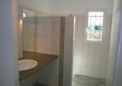 a bathroom with a sink and a window at Villa Patio avec piscine Vallon Pont d'Arc Ardèche in Sampzon