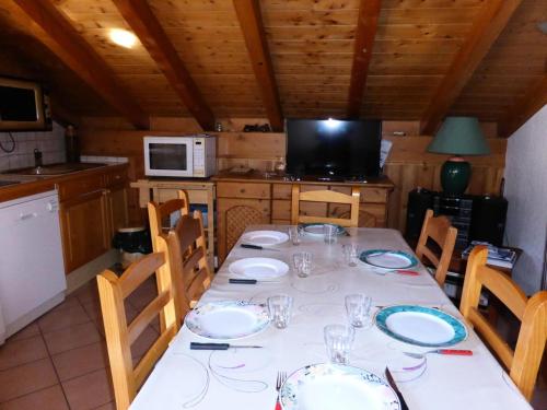 - une table avec des assiettes et des verres dans la cuisine dans l'établissement Résidence Les Jardins Alpins - Jardins Alpins B29 MAE-5209, à Saint-Gervais-les-Bains