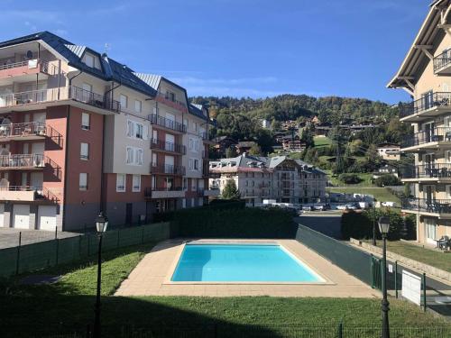 - une piscine en face de certains bâtiments dans l'établissement Résidence Le Grand Panorama - Grand Panorama 111 MAE-5213, à Saint-Gervais-les-Bains