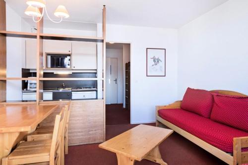 un salon et une cuisine avec un canapé et une table dans l'établissement Résidence Les Fontaines Blanches - maeva Home - Studio 4 Personnes Budget MAE-3635, à Morzine