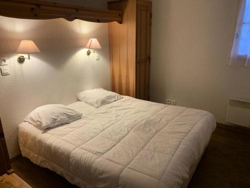 une chambre avec un grand lit blanc avec deux oreillers dans l'établissement Résidence Le Grand Panorama - Grand Panorama 303 MAE-5215, à Saint-Gervais-les-Bains