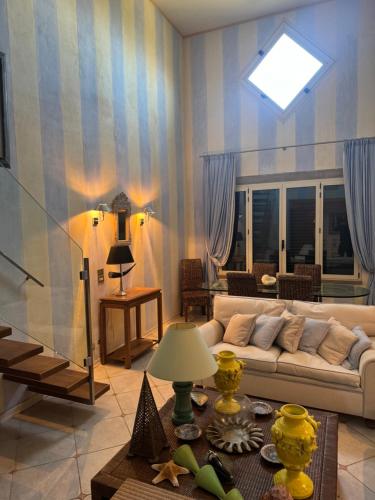 Ruang duduk di Miramare apartments