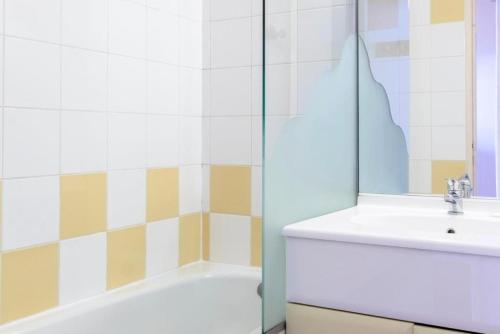 une salle de bain avec une baignoire, un lavabo et une douche dans l'établissement Résidence Les Fontaines Blanches - maeva Home - 2 Pièces 6 Personnes Confort MAE-3722, à Morzine