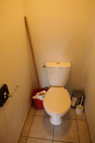une salle de bains avec des toilettes blanches dans un coin dans l'établissement Résidence Les Fermes De Saint Gervais - Fermes de Saint Gervais B20 MAE-5220, à Saint-Gervais-les-Bains