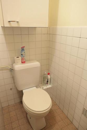 La salle de bains est pourvue de toilettes blanches. dans l'établissement Résidence Paradiso - Paradiso B2 MAE-5224, à Saint-Gervais-les-Bains