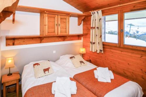 um quarto com duas camas num camarote em Résidence Les Hauts Bois - maeva Home - Appartement 4 Pièces 8 Personnes - 82 em Aime La Plagne