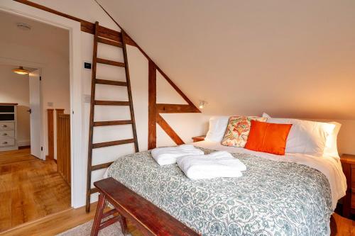 1 dormitorio con 1 cama con toallas en Finest Retreats - Chilton Cottage, en Hungerford