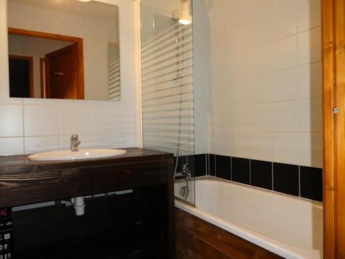 une salle de bain avec un lavabo et une baignoire dans l'établissement Résidence Les Fermes De Saint Gervais - Fermes de Saint Gervais A4 MAE-5238, à Saint-Gervais-les-Bains