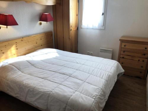 une chambre avec un grand lit blanc et une fenêtre dans l'établissement Résidence Le Grand Panorama - Grand Panorama 107 MAE-5232, à Saint-Gervais-les-Bains