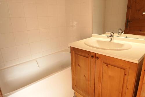 ein Badezimmer mit einem Waschbecken und einer Badewanne in der Unterkunft Résidence Le Grand Panorama - 2 Pièces pour 6 Personnes 52 in Saint-Gervais-les-Bains