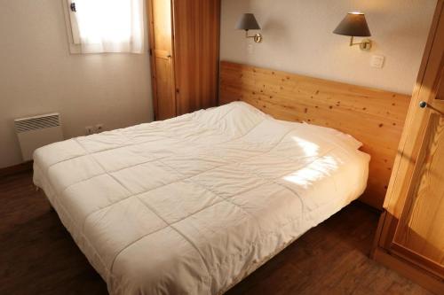 une chambre avec un grand lit blanc dans une pièce dans l'établissement Résidence Le Grand Panorama - Grand Panorama 110 MAE-5251, à Saint-Gervais-les-Bains