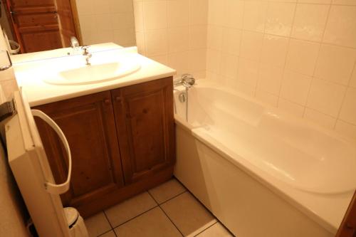une salle de bain avec un lavabo, une baignoire et des toilettes dans l'établissement Résidence Le Grand Panorama - Grand Panorama 110 MAE-5251, à Saint-Gervais-les-Bains