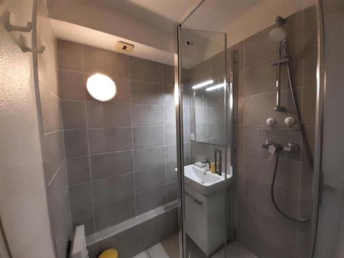 une salle de bain avec douche et lavabo dans l'établissement Résidence Port du Crouesty - maeva Home - Appartement 2 pièces 4 personnes - Confort MAE-5428, à Arzon