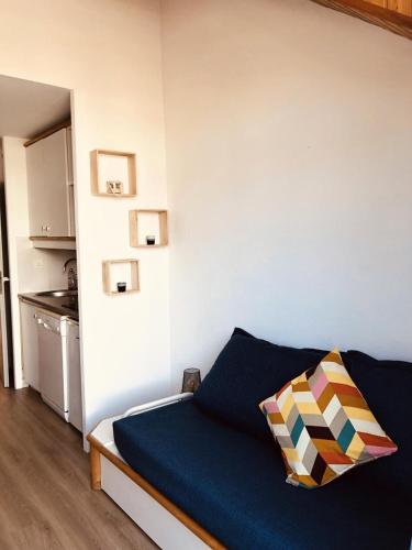 Cet appartement comprend une chambre avec un lit doté d'une couverture bleue et une cuisine. dans l'établissement Résidence Port du Crouesty - maeva Home - Appartement 2 pièces 5 personnes - Confort MAE-5433, à Arzon