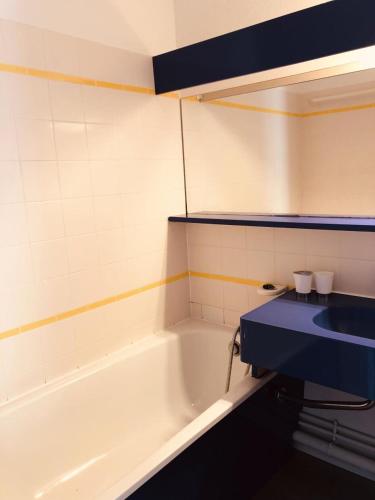 une salle de bain avec une baignoire et un lavabo dans l'établissement Résidence Port du Crouesty - maeva Home - Appartement 2 pièces 5 personnes - Confort MAE-5433, à Arzon
