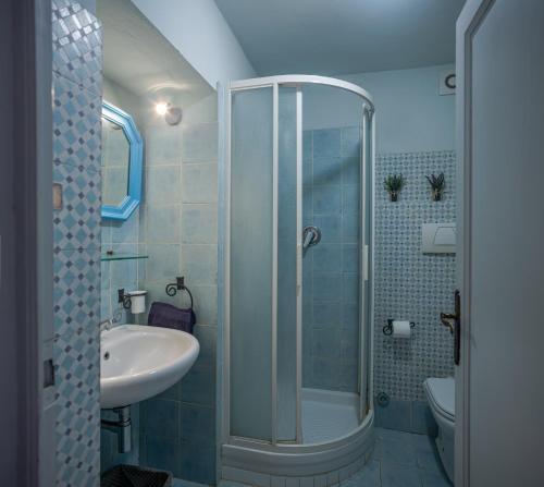 a bathroom with a shower and a sink at Casa il Castello in Gambassi Terme
