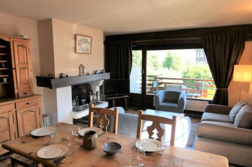 un salon avec une table et des chaises et un salon dans l'établissement Résidence La Gelinotte - Gelinotte 04 MAE-5260, à Saint-Gervais-les-Bains