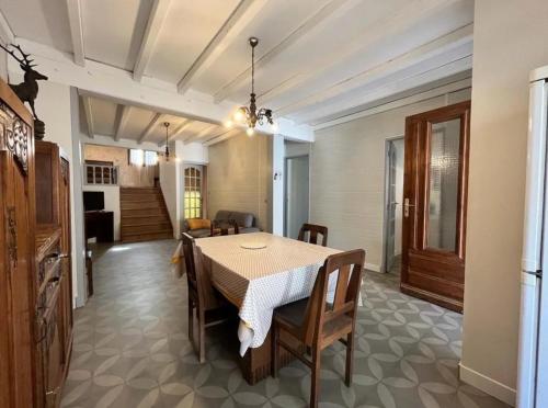 une cuisine et une salle à manger avec une table et des chaises dans l'établissement Moli Pêcheur, à Valras-Plage