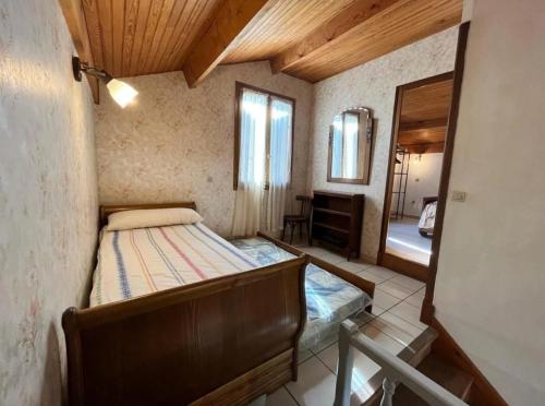 - une chambre avec un lit dans une pièce avec un miroir dans l'établissement Moli Pêcheur, à Valras-Plage