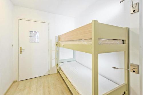 Ce lit superposé se trouve dans un dortoir doté d'une porte. dans l'établissement Résidence Saint-Raphaël Valescure - maeva Home - Studio 4 Personnes Sélection MAE-5601, à Valescure