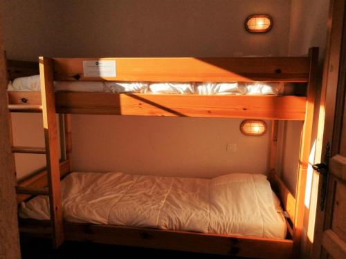 quelques lits superposés dans une chambre dans l'établissement Résidence Le Grand Panorama - Grand Panorama 211 MAE-5265, à Saint-Gervais-les-Bains