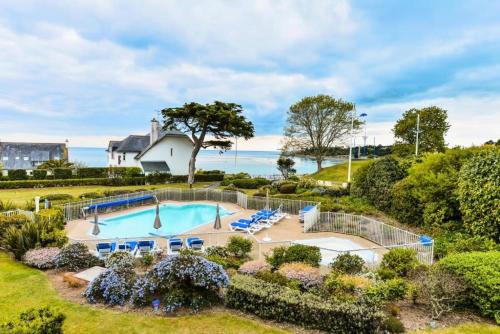 une vue aérienne d'une piscine dans une cour dans l'établissement Le Cap Glénan - maeva Home - 2 Pièces 5 Personnes Confort MAE-5640, à Bénodet