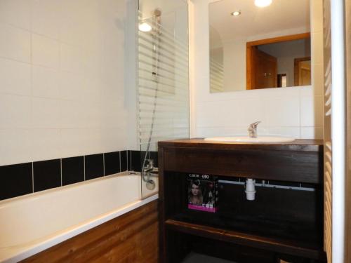 une salle de bain avec un lavabo, une baignoire et un miroir dans l'établissement Résidence Les Fermes De Saint Gervais - Fermes de Saint Gervais A7 MAE-5287, à Saint-Gervais-les-Bains