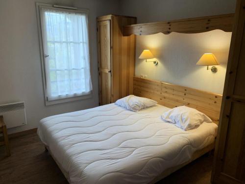 un grand lit blanc dans une chambre avec une fenêtre dans l'établissement Résidence Le Grand Panorama - Grand Panorama 401 MAE-5268, à Saint-Gervais-les-Bains