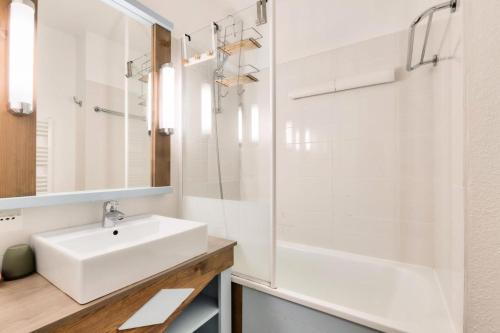 une salle de bain blanche avec un lavabo et une douche dans l'établissement Résidence Port Bourgenay - maeva Home - Appartement 2 pièces 4 personnes avec vue lac - Sélection - Super Home MAE-5651, à Talmont-Saint-Hilaire