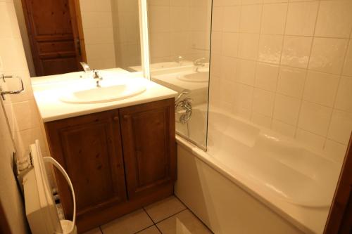 La salle de bains est pourvue d'un lavabo et d'une baignoire. dans l'établissement Résidence Le Grand Panorama - Grand Panorama 102 MAE-5295, à Saint-Gervais-les-Bains