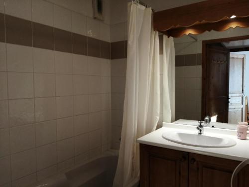 une salle de bain avec un lavabo et une baignoire dans l'établissement Résidence Le Grand Panorama - Grand Panorama 411 MAE-5270, à Saint-Gervais-les-Bains