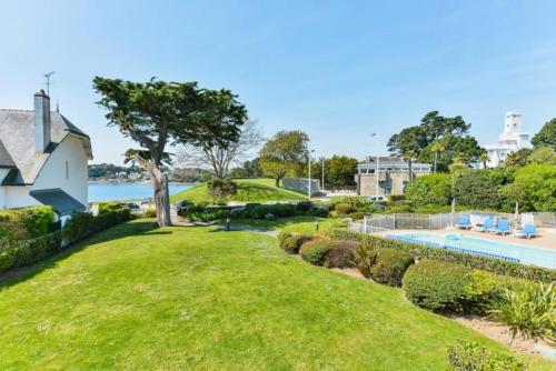 une image d'une cour avec une piscine dans l'établissement Le Cap Glénan - maeva Home - 2 Pièces 5 Personnes Sélection MAE-5639, à Bénodet