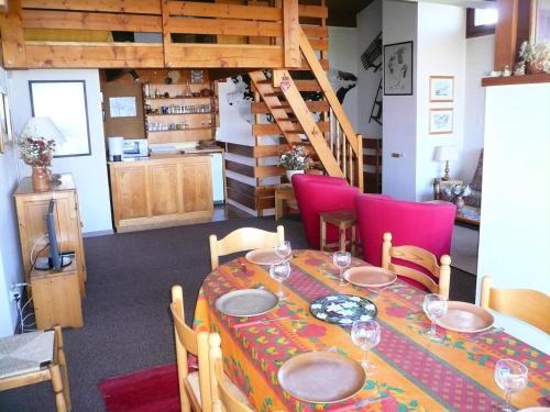 une salle à manger avec une table et des chaises dans l'établissement Résidence Les Cristaux Du Haut - Cristaux 51 MAE-5310, à Combloux