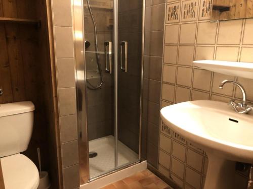 uma casa de banho com um chuveiro, um WC e um lavatório. em Résidence La Gelinotte - Studio pour 4 Personnes 92 em Saint-Gervais-les-Bains