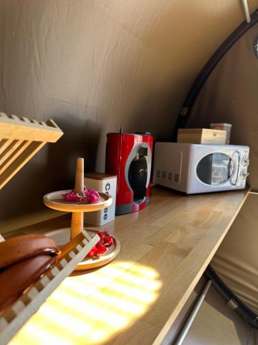 a microwave sitting on a counter next to a table at SUITE 19 BUBBLE BY CORTIJO COLOMO in Almedinilla